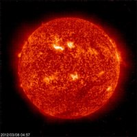 Слънчевата корона при голяма активност. НАСА разпространи снимката през март, когато Земята бе ударена от мощна магнитна буря.